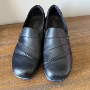 Clarks Woman’s May Marigold Black Leather Slip On Shoes- Size 10W